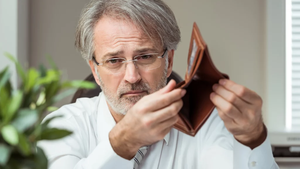 Hombre declarándose en bancarrota.