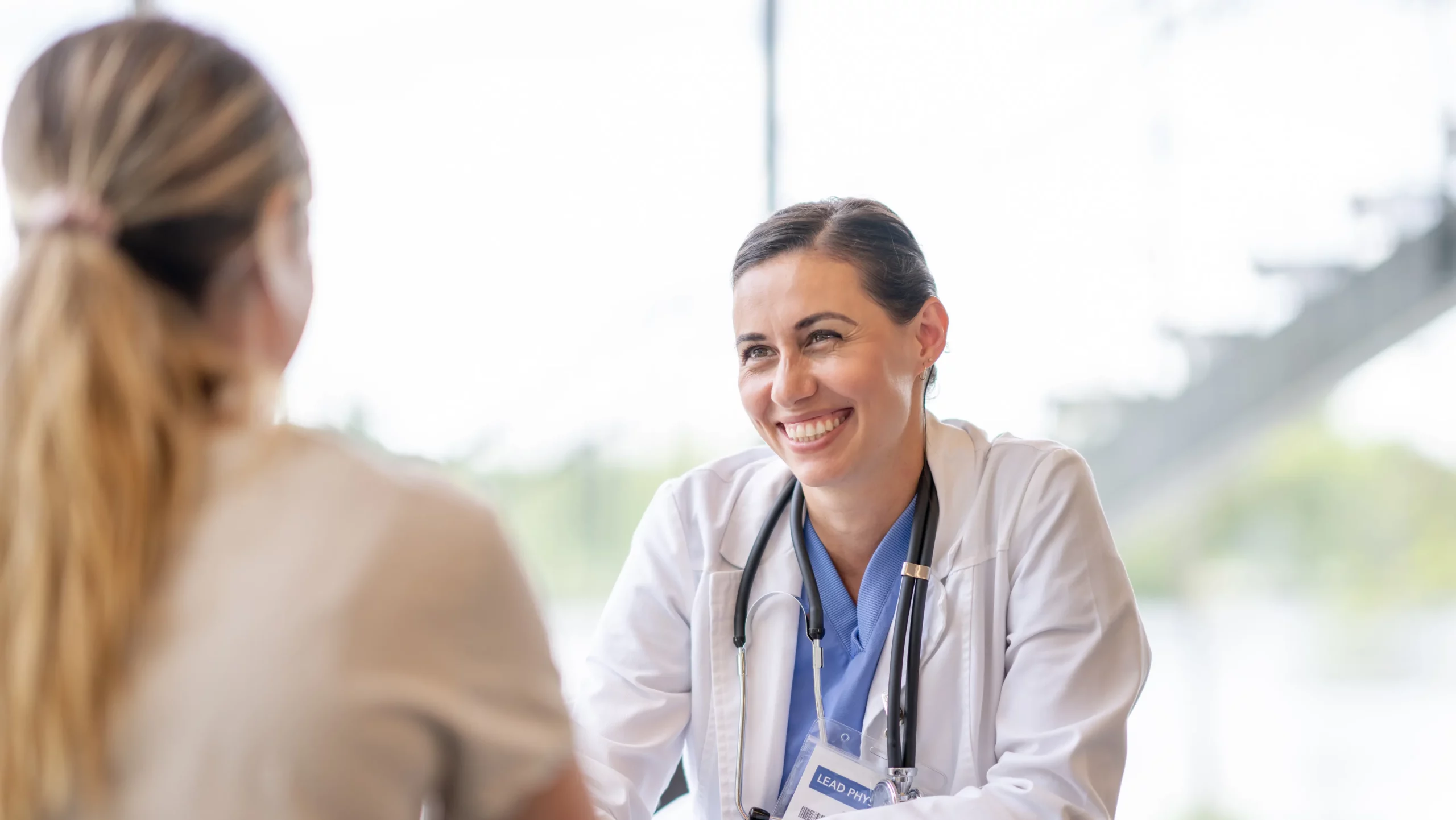 Doctora ofreciendo ayuda financiera para deudas médicas.