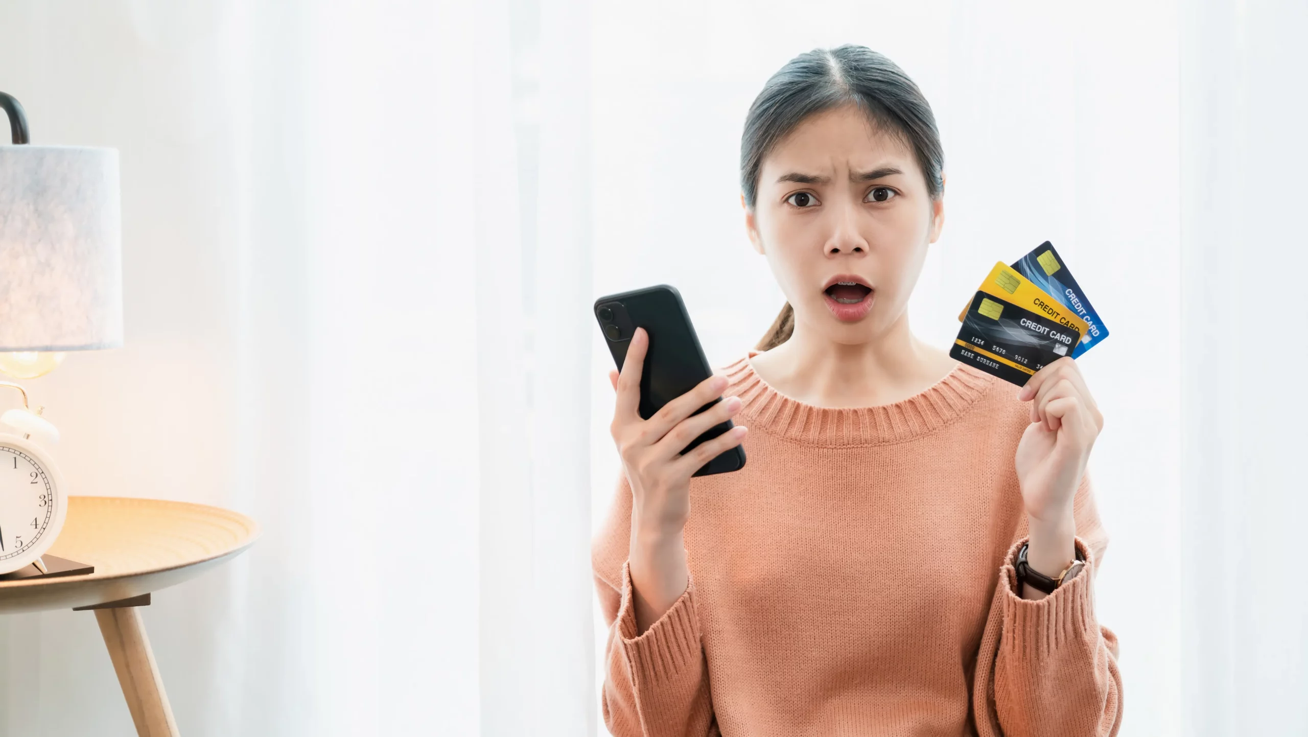 Mujer buscando cómo negociar una deuda con el banco.