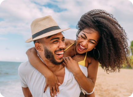 Pareja feliz por programa de reducción de deudas.