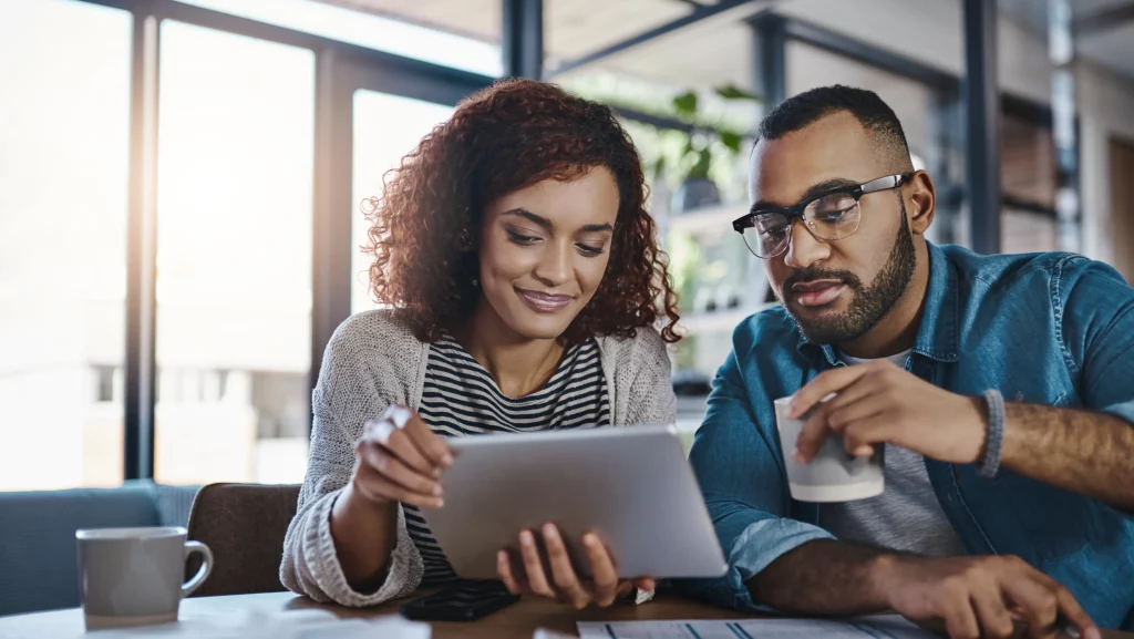 Pareja conociendo diferencias entre informe crediticio y puntaje crediticio.