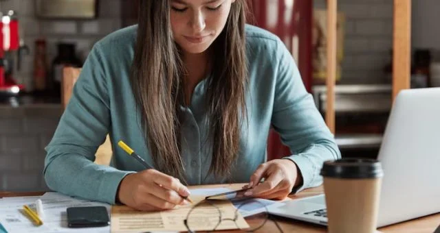 cómo deducir intereses de préstamos estudiantiles en la declaración